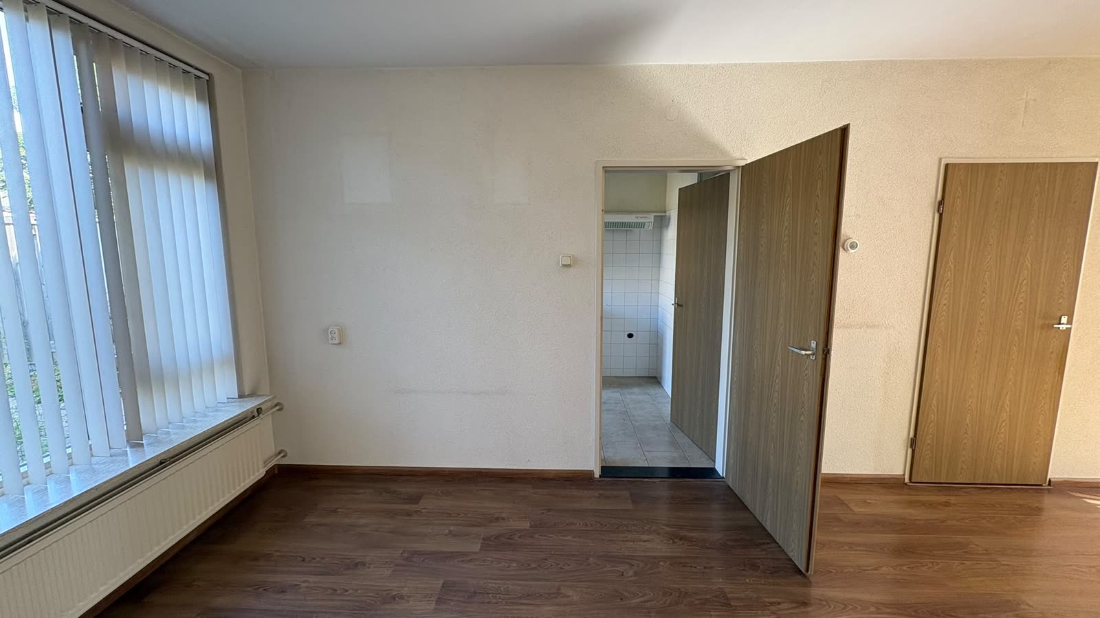 Living room before the work, with the solid wall to the kitchen