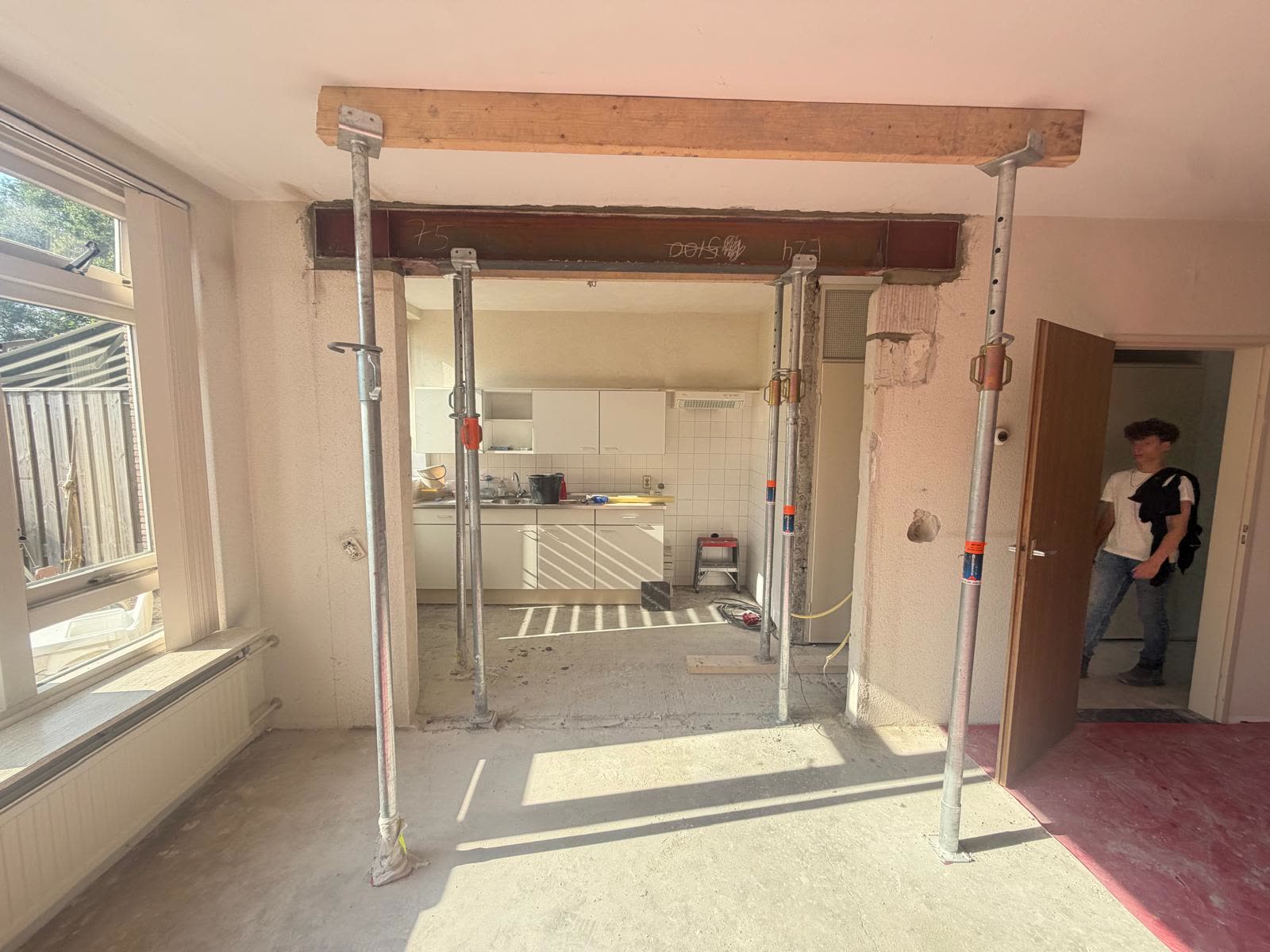 Steel beam IPE 240 installed above the opening to the kitchen in Bemmel