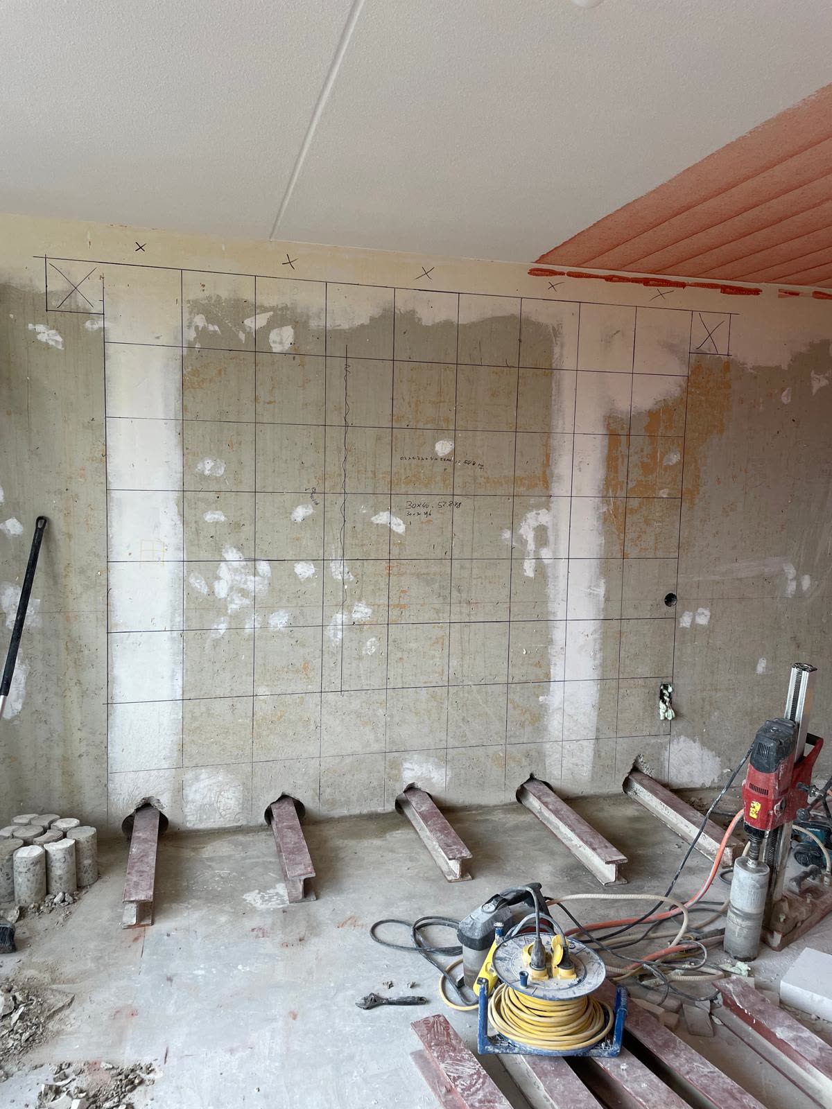 Zaagpatroon afgetekend op de dragende betonwand