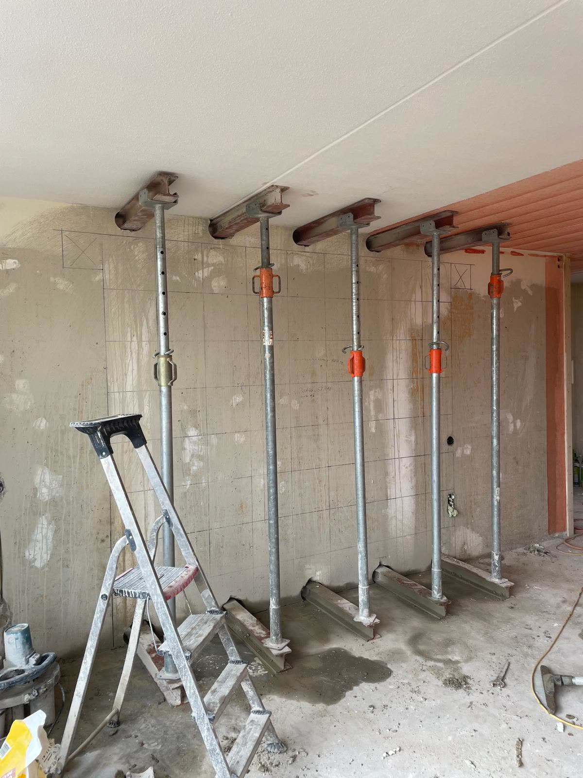 Stempels voor de afgetekende wand