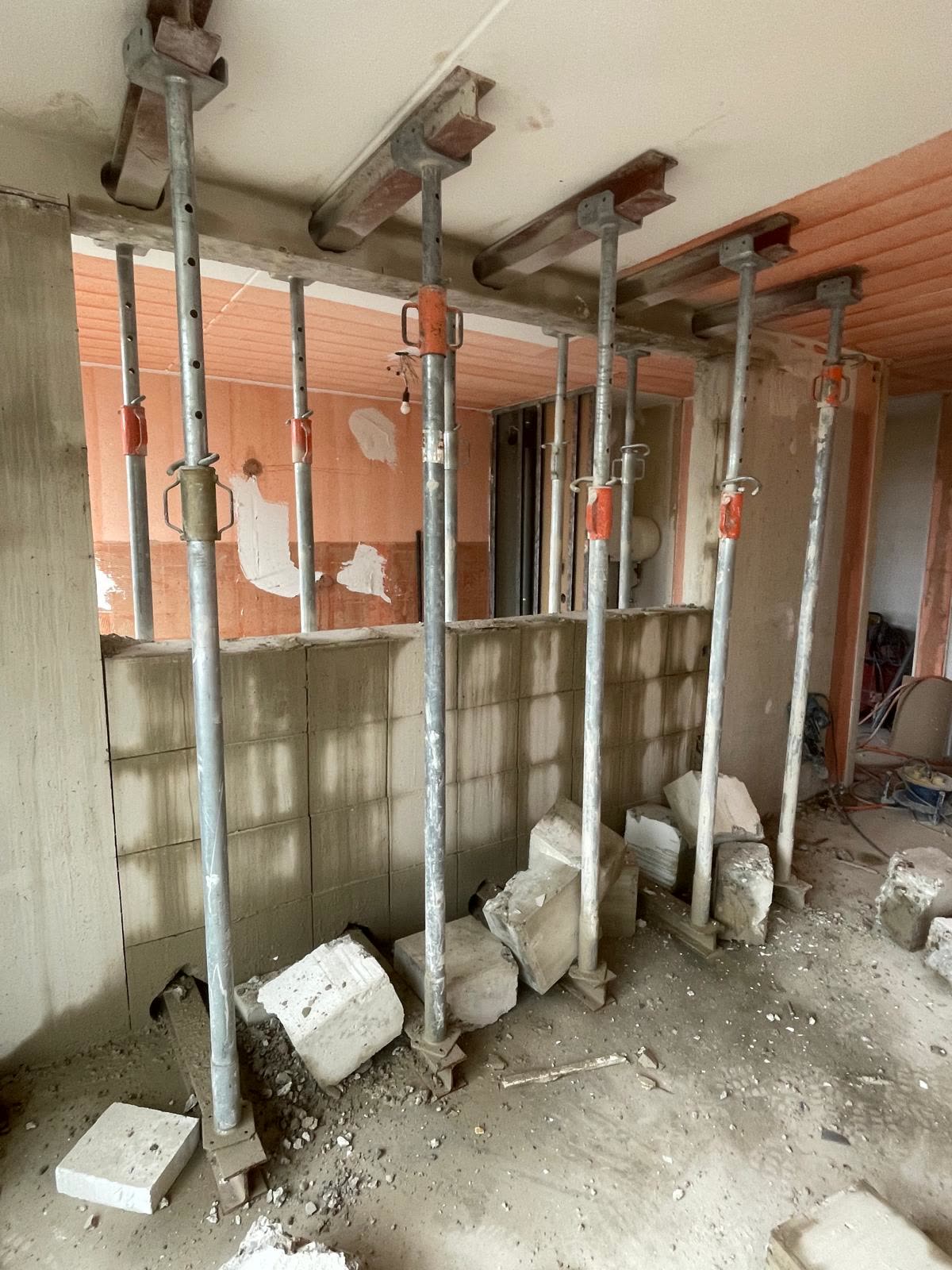 Half weggezaagde wand met blokken onderin