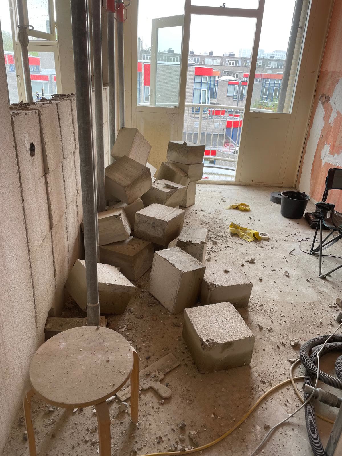 Gezaagde betonblokken op de vloer bij het balkon