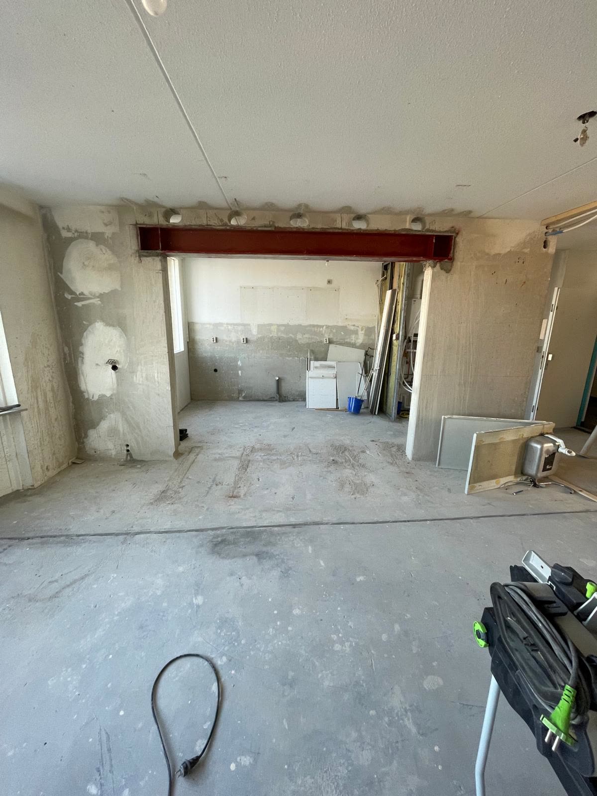 Stalen ligger in grondverf over de nieuwe opening