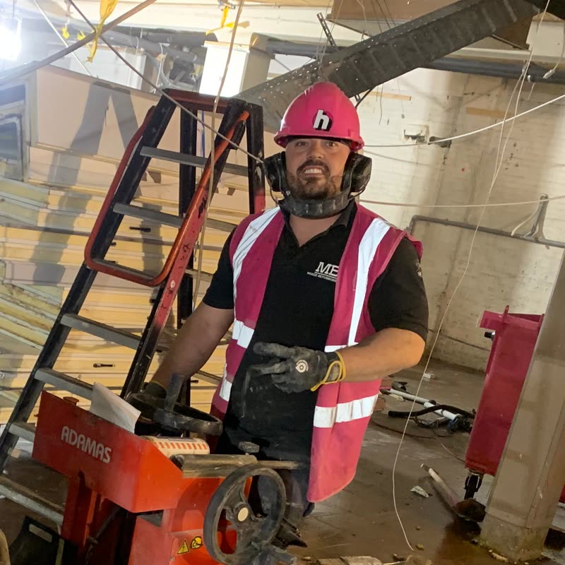 Jordy Maree aan het werk met de zaagmachine